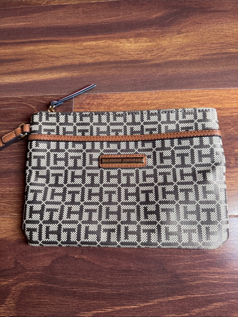 Tommy Hilfiger Wrist Mini Bag